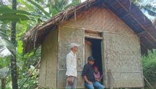 Foto : Rumah Ambu Kaminah (80), warga Desa Cikadongdong, Kecamatan Cikeusik, Kabupaten Pandeglang, Provinsi Banten