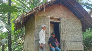 Foto : Rumah Ambu Kaminah (80), warga Desa Cikadongdong, Kecamatan Cikeusik, Kabupaten Pandeglang, Provinsi Banten
