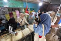 Foto : Tim Satgas Pengendali Harga Beras melakukan pengawasan dan pengendalian harga beras untuk menjaga keterjangkauan harga beras