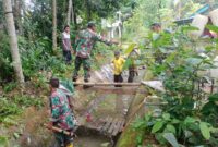 Foto : Danramil Kapten Czi M. Singgih bersama warga Desa Haruyan, Kecamatan Haruyan, melaksanakan kegiatan gotong royong pembersihan saluran irigasi sebagai upaya pencegahan banjir