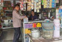 Foto : Personel Polsek Mandor melaksanakan kegiatan patroli siang dengan menggunakan kendaraan dinas roda empat
