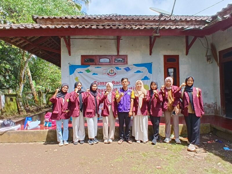 Foto : Mahasiswa pendidikan Bahasa indonesia mengadakan kegiatan Kolaborasi Literasi yang di laksanakan di TBM Al - Latif Mandalawangi Kp. Cigobang, Ds Cueuglemo, Kec. Mandalawangi, Kab. Pandeglang, Provinsi Banten
