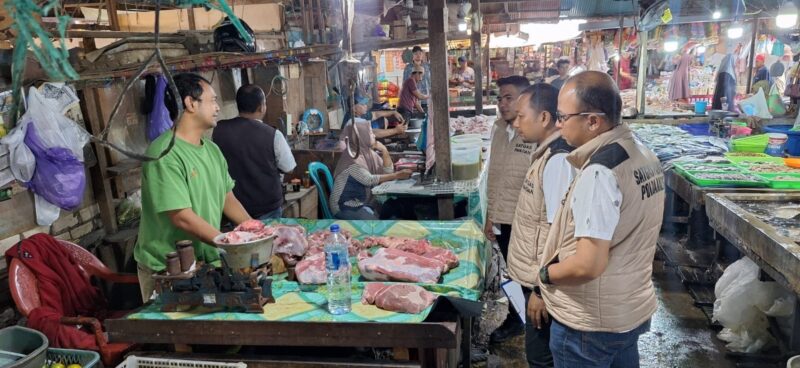 Foto : Satgas Pangan Direktorat Reskrimsus Polda Kalimantan Selatan melakukan inspeksi di Pasar Kalindo, Banjarmasin