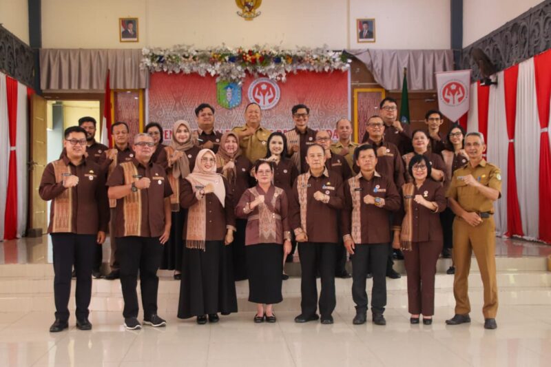 Foto : Ny. Hermina Bala mengukuhkan Pengurus Harian Dewan Kerajinan Nasional Daerah ( Dekranasda ) Kabupaten Sintang Periode 2025-2030