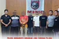 Foto : Sat Reskrim Polres Indramayu, Polda Jawa Barat, mengamankan lima orang terduga pelaku pengeroyokan terhadap seorang dokter yang terjadi di Jalan Dusun Karang Malang, Desa Anjatan, Kecamatan Anjatan, Kabupaten Indramayu