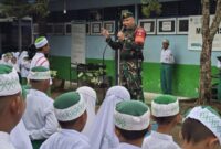Foto : Babinsa Koramil 1002-04/Labuan Amas Selatan, Pelda Sanderiansyah, bertindak sebagai pembina upacara pengibaran bendera merah putih di Madrasah Ibtidaiyah Negeri (MIN) 9 Hulu Sungai Tengah