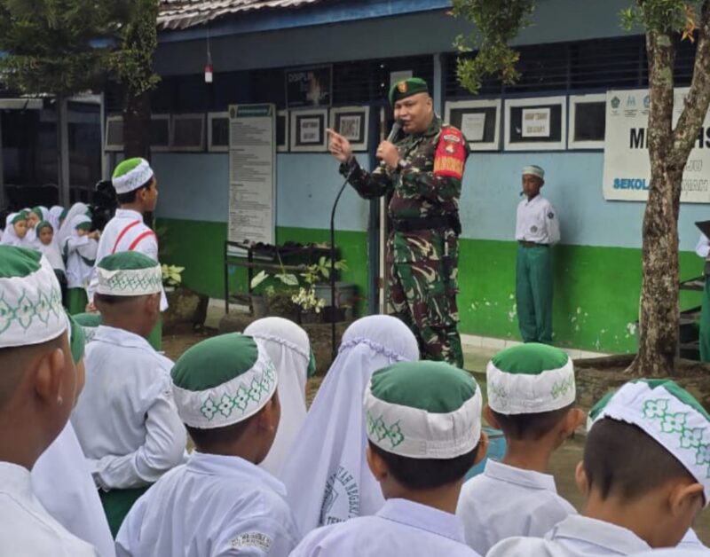 Foto : Babinsa Koramil 1002-04/Labuan Amas Selatan, Pelda Sanderiansyah, bertindak sebagai pembina upacara pengibaran bendera merah putih di Madrasah Ibtidaiyah Negeri (MIN) 9 Hulu Sungai Tengah
