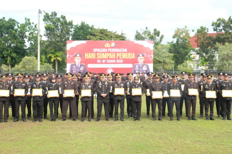 Foto : Sebanyak 32 Personel Ditreskrimsus Polda Kalsel Terima Penghargaan Gubernur Kalsel