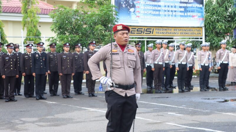 Foto : Polres Hulu Sungai Utara (HSU) menggelar upacara bendera yang berlangsung khidmat di Lapangan Hitam Polres HSU