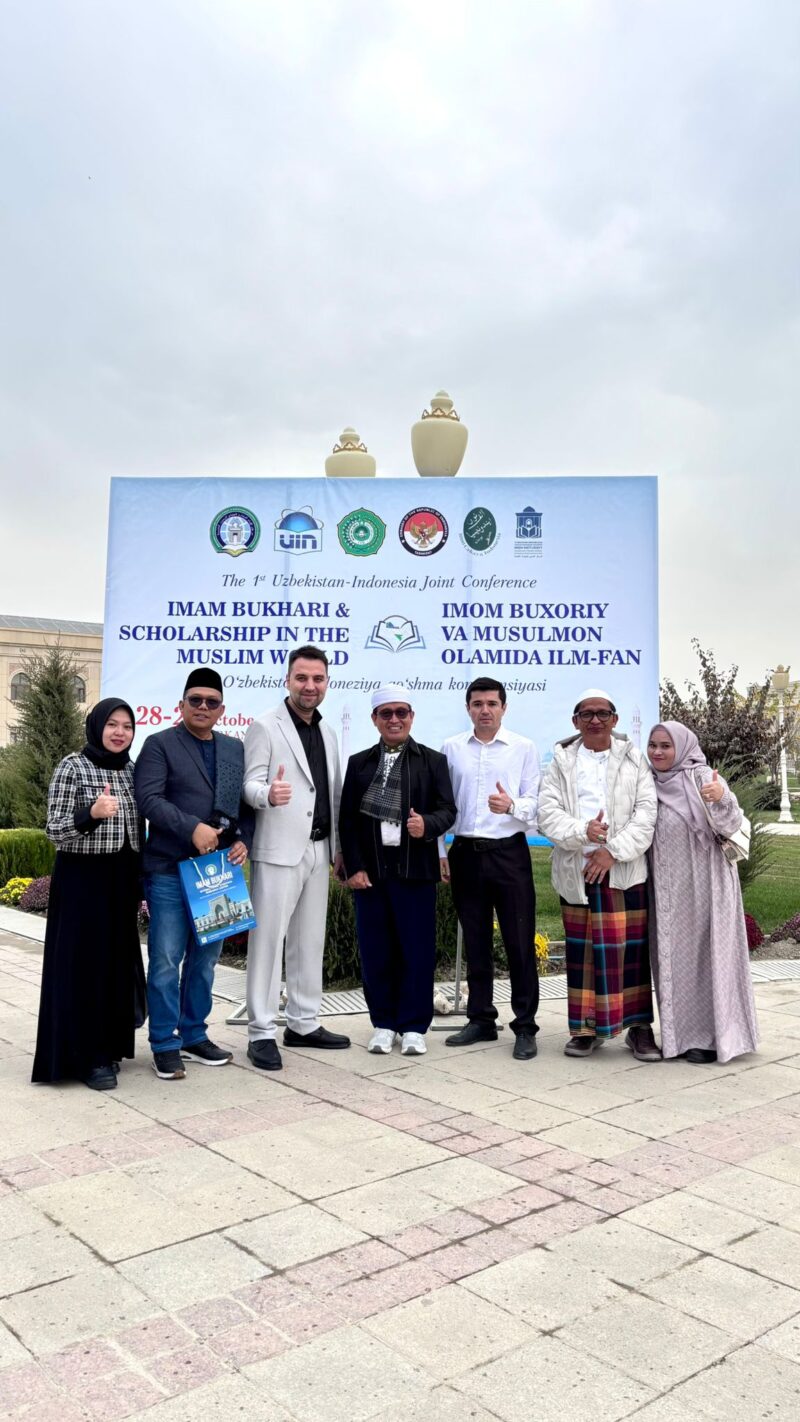 Foto : Guru Adam, bersama rombongan menghadiri Opening Ceremony Makam Imam Al-Bukhari yang digelar oleh UNESCO di Samarkand, Uzbekistan