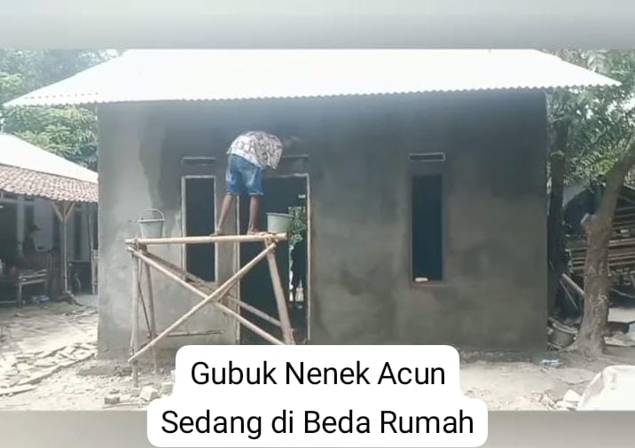 Foto : Gubuk tempat Nenek Acun yang sedang di bedah rumah