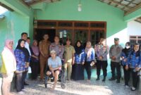 Foto : Kegiatan penyerahan 2 (dua) unit kursi roda kepada Adinda Dirga (9) salah satu warga Desa Senempak dan Waigianto (46) warga Desa Manggala Kecamatan Pinoh Selatan. 