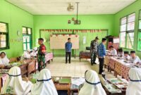 Foto : Babinsa Koramil 1002-08/Labuan Amas Utara melaksanakan pendampingan pendistribusian MBG tahap pertama bagi siswa di wilayah Kecamatan Labuan Amas Utara