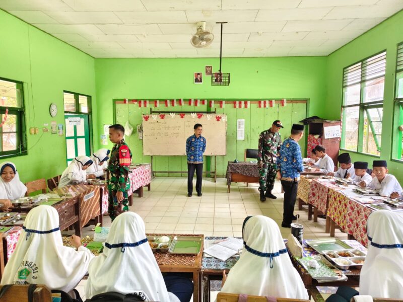 Foto : Babinsa Koramil 1002-08/Labuan Amas Utara melaksanakan pendampingan pendistribusian MBG tahap pertama bagi siswa di wilayah Kecamatan Labuan Amas Utara