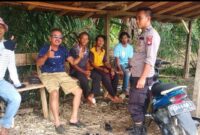 Foto : Kanit Binmas Polsek Sebangki Aipda Suriyansyah melaksanakan kegiatan sambang warga di salah satu desa binaannya