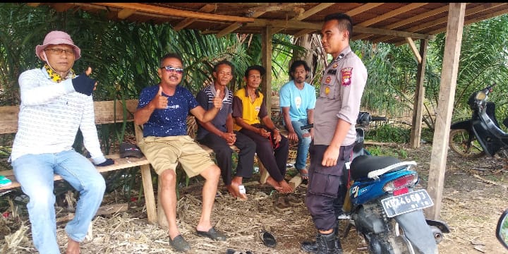 Foto : Kanit Binmas Polsek Sebangki Aipda Suriyansyah melaksanakan kegiatan sambang warga di salah satu desa binaannya