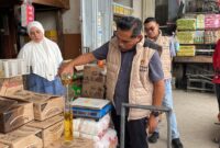 Foto : Tim Satgas Pangan Ditreskrimsus Polda Kalsel melakukan Pengecekan rutin terhadap kemasan, takaran, dan harga minyak goreng merek Minyakita di Toko Haji Ahim, Banjarmasin