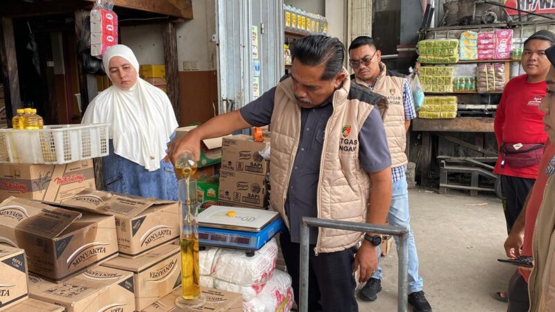 Foto : Tim Satgas Pangan Ditreskrimsus Polda Kalsel melakukan Pengecekan rutin terhadap kemasan, takaran, dan harga minyak goreng merek Minyakita di Toko Haji Ahim, Banjarmasin
