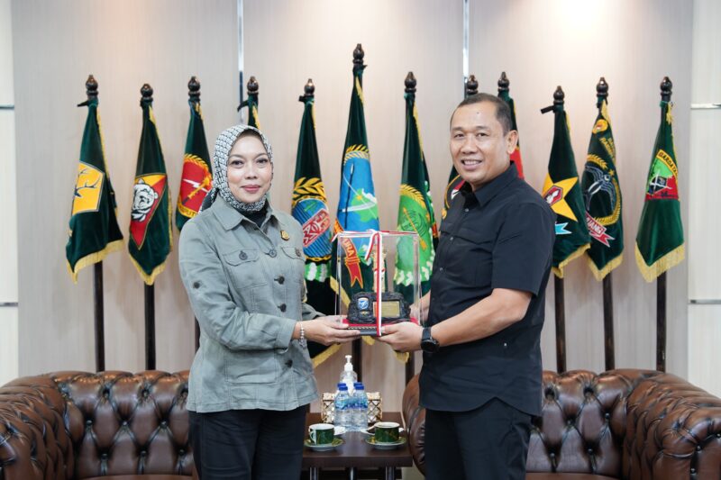 Foto : Panglima Kodam XII/Tanjungpura, Mayjen TNI Jamallulael, S.Sos., M.Si., menerima kunjungan silaturahmi dari Kepala Kejaksaan Tinggi Kalimantan Barat, Ahelya Abustam, S.H., M.H., bertempat di Koridor Kehormatan, Makodam XII/Tpr
