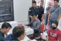 Foto : Tipidkor Satreskrim Polres Sanggau resmi menyerahkan tersangka kasus dugaan korupsi Anggaran Pendapatan dan Belanja Desa (APBDes) Semongan kepada Kejaksaan Negeri Sanggau
