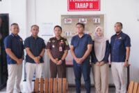 Foto : Tim PPNS Kanwil DJP Kalselteng melaksanakan penyerahan tersangka dan barang bukti terkait proses penyidikan tindak pidana di bidang perpajakan atas tersangka EE kepada Pengadilan Negeri Palangka Raya