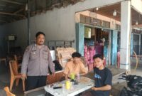 Foto : Personel Polsek Sengah Temila melaksanakan kegiatan patroli siang sekaligus sambang warga di wilayah hukumnya