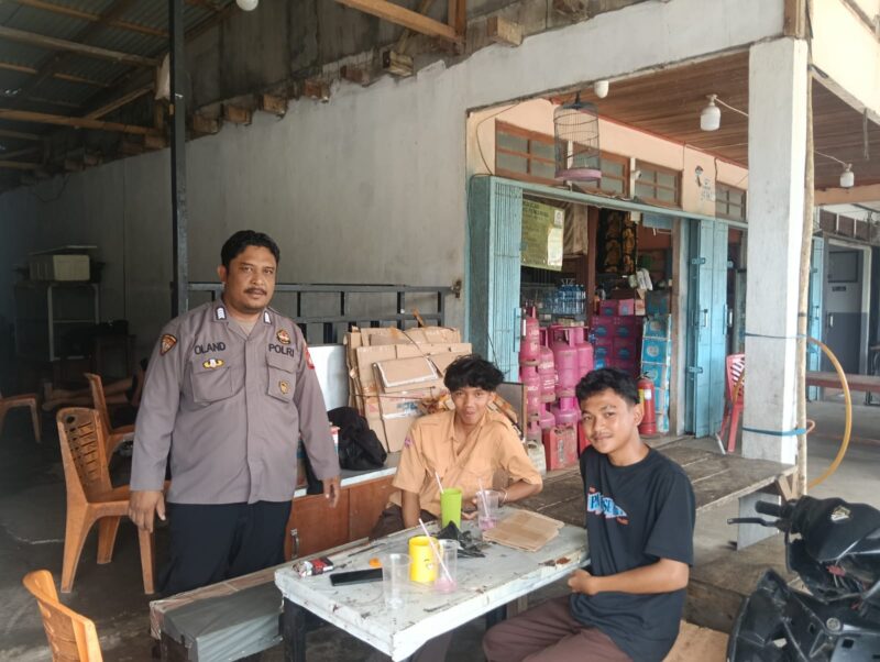 Foto : Personel Polsek Sengah Temila melaksanakan kegiatan patroli siang sekaligus sambang warga di wilayah hukumnya