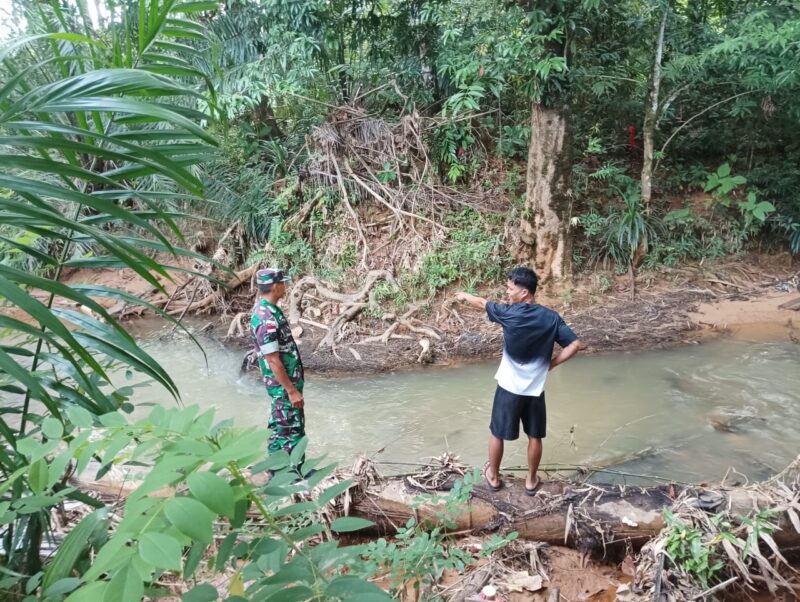 Foto : Kodim 1209/Bky secara intensif melaksanakan patroli pengecekan di lokasi-lokasi yang teridentifikasi rawan banjir