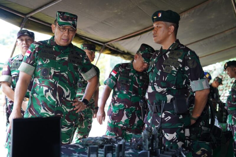 Foto : Pangdam XII/Tanjungpura Mayjen TNI Jamallulael, S.Sos., M.Si., meninjau langsung Pra Latihan Bersama (Latma) Kekar Malindo yang dilaksanakan oleh Yonif 641/Beruang
