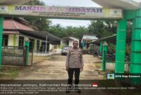 Foto : Pengamanan kegiatan ibadah sholat jumat di Masjid Al Hidayah Desa Tubang Raeng Kecamatan Jelimpo