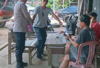 Foto : Personel Polsek Sengah Temila melaksanakan kegiatan patroli siang hari di wilayah hukum Polsek Sengah Temila