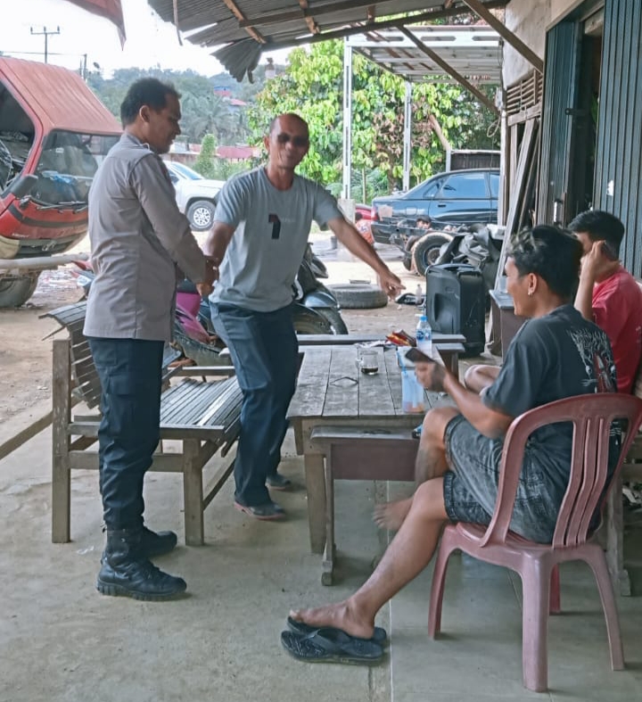 Foto : Personel Polsek Sengah Temila melaksanakan kegiatan patroli siang hari di wilayah hukum Polsek Sengah Temila