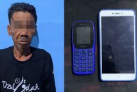 Foto : Salah satu dari ketiga pelaku dan juga dua Unit telepon genggam