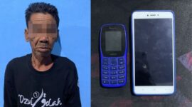 Foto : Salah satu dari ketiga pelaku dan juga dua Unit telepon genggam