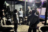 Foto : Babinsa Koramil 1002-07/Batu Benawa Kopda Rahmat Azona bersama Bhabinkamtibmas serta linmas Desa Aluan Mati melaksanakan patroli malam