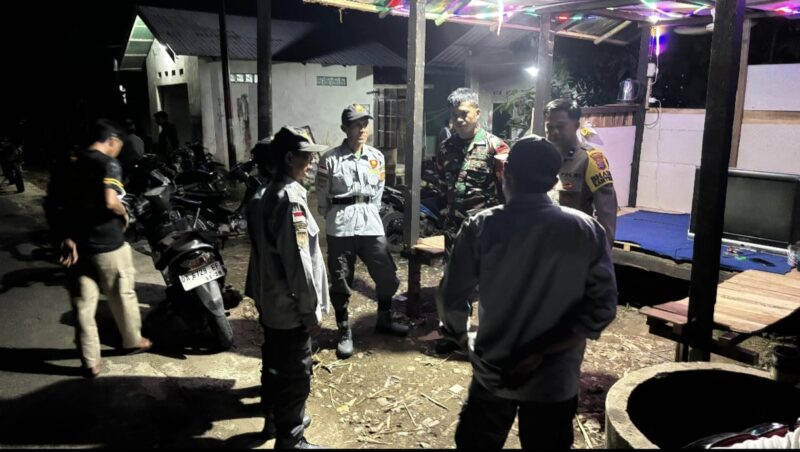 Foto : Babinsa Koramil 1002-07/Batu Benawa Kopda Rahmat Azona bersama Bhabinkamtibmas serta linmas Desa Aluan Mati melaksanakan patroli malam