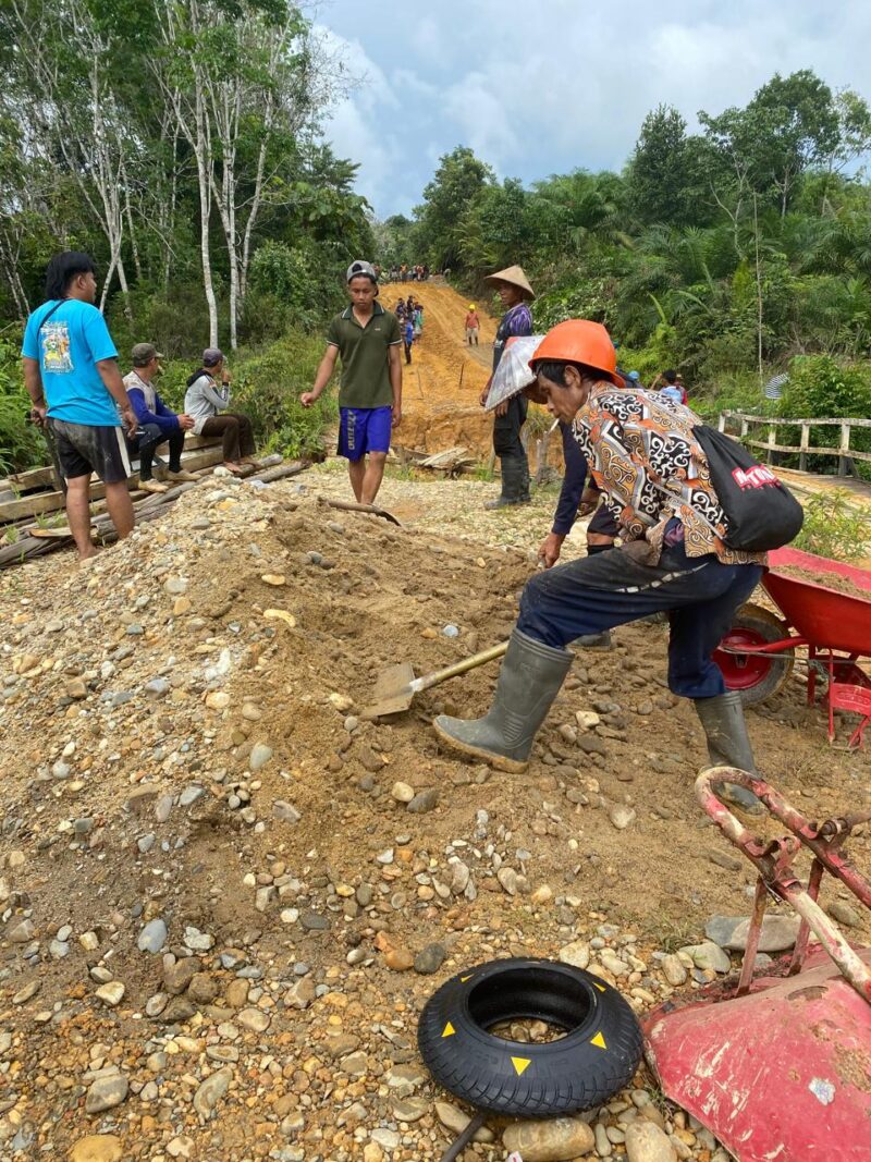 Foto : Warga Desa Labai mandiri laksanakan kerja bakti perbaikan jalan Desa Labai Mandiri menuju Desa Tembawang Panjang