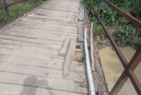 Foto : Jembatan penghubung antar Desa Ciawi dan Desa Surianen yang kini semakin memprihatinkan