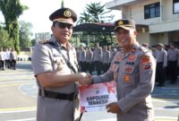 Foto : Kapolres Banjarbaru AKBP Pius X Febry Aceng Loda, S.I.K., M.H. memberikan penghargaan kepada personel berprestasi pada bulan Oktober 2025