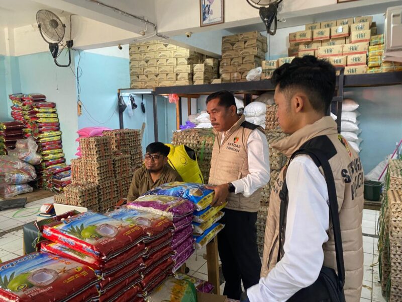 Foto : Satgas Pangan Direktorat Reskrimsus Polda Kalimantan Selatan melakukan sidak ke Pasar Antasari, Banjarmasin