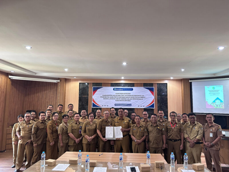 Foto : Penandatanganan Komitmen Bersama Meningkatkan Akuntabilitas Laporan Keuangan BLUD di Ruang Rapat BPKAD Sintang
