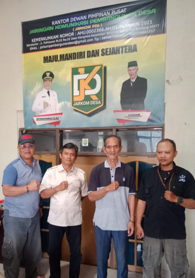 Foto : Kabiro Propamnewstv, Aziz, melakukan kunjungan silaturahmi ke kantor DPP JARKOM PDs (Jaringan Komunikasi Pembangunan Desa) bertujuan untuk menjalin kerja sama dan memperkuat sinergi