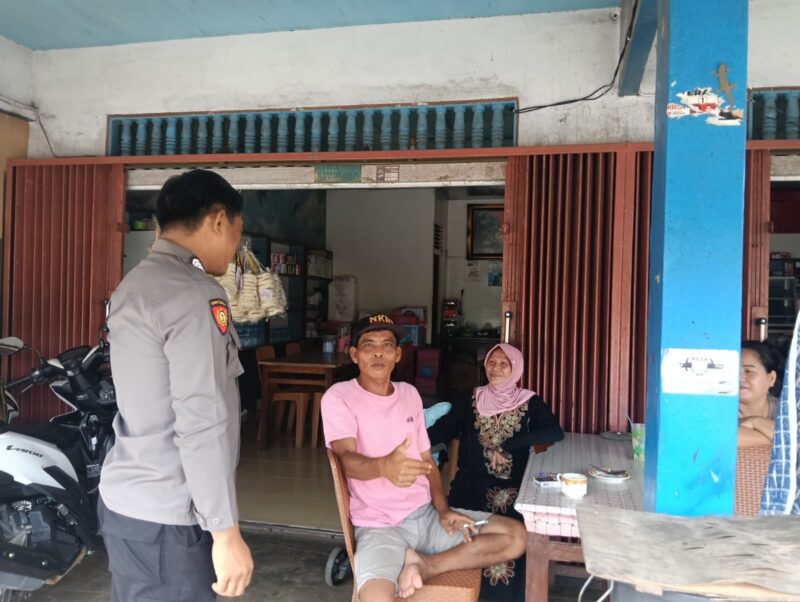 Foto : Patroli dialogis siang hari yang dilakukan oleh jajaran Polsek Sengah Temila untuk memantau situasi kamtibmas