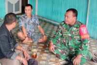 Foto : Babinsa Koramil 1002-03/Haruyan Kodim 1002/Hulu Sungai Tengah (HST) Sertu Sutoyo melaksanakan komunikasi sosial (Komsos) dengan warga Desa Hapulang