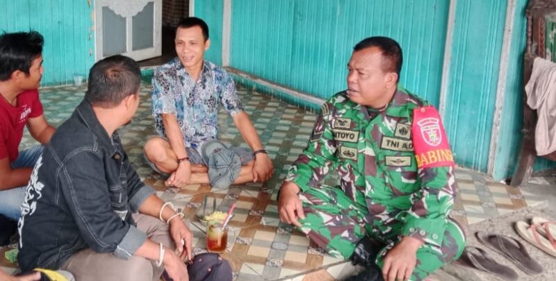 Foto : Babinsa Koramil 1002-03/Haruyan Kodim 1002/Hulu Sungai Tengah (HST) Sertu Sutoyo melaksanakan komunikasi sosial (Komsos) dengan warga Desa Hapulang