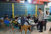 Foto : Petugas Polsek Mandor melaksanakan patroli malam