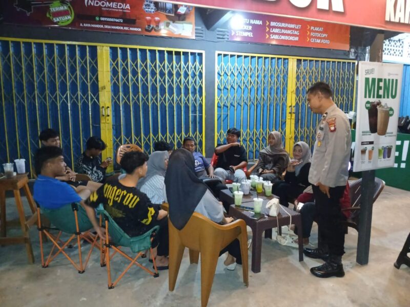 Foto : Petugas Polsek Mandor melaksanakan patroli malam