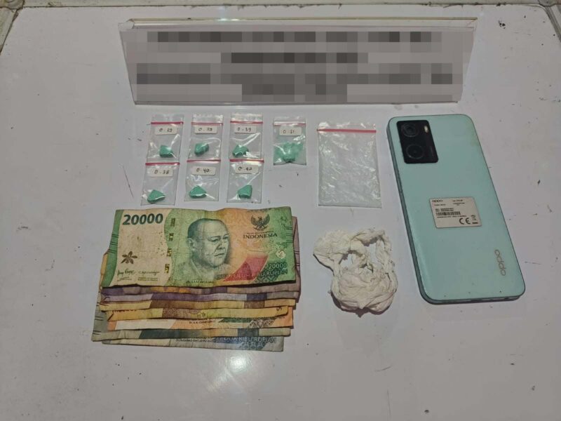 Foto : Polres HSU Tangkap Dua Pengedar di Tengah Malam, Sita 7 Butir Ekstasi Berlogo Tengkorak