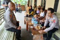 Foto : Kapolres Serang AKBP Condro Sasongko kembali meninjau kondisi warga Kampung Sadang Sampih, Desa Sukatani, yang domisilinya terdampak paparan zat radioaktif Cesium 137