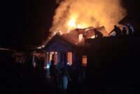 Foto : Rumah milik Kamela dan Norlela yang terletak di Dusun Sungai arak Desa Tanjung Hulu Kecamatan Sepauk Kabupaten Sintang yang terbakar
